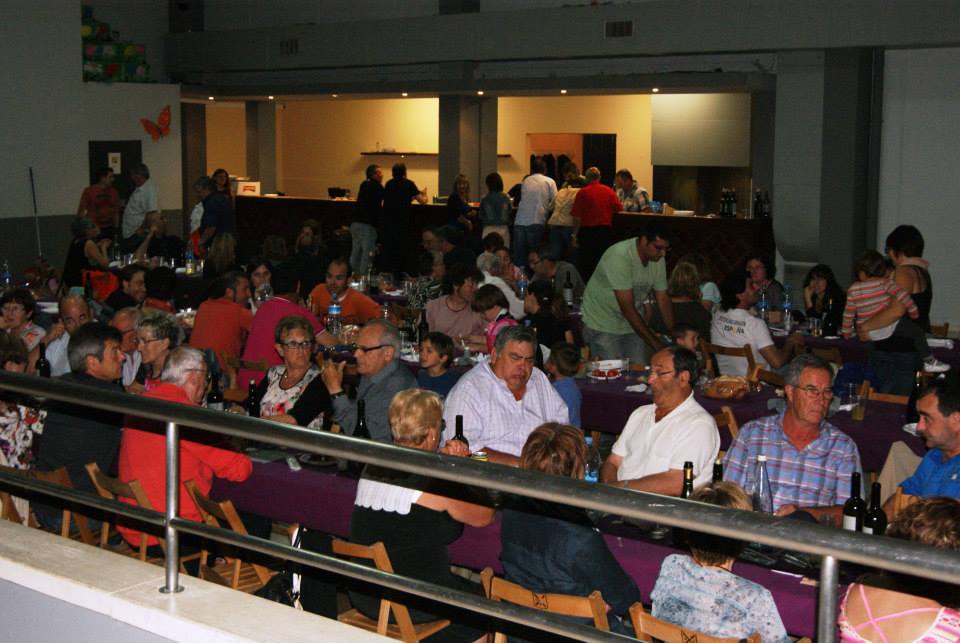 Més de 150 persones participen a la revetlla de Sant Joan de Borrassà, una festa marcada per la fred i que a causa del temps es va fer al centre cívic l'Ateneu.